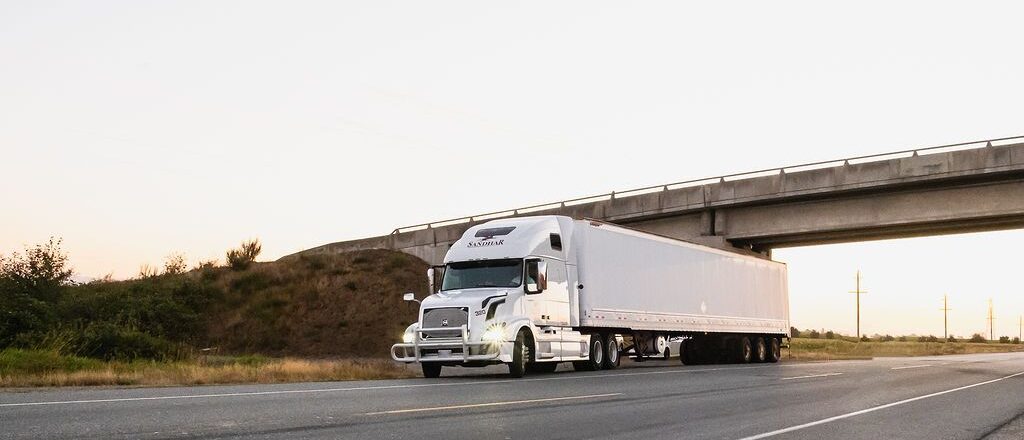 Sandhar Trucking provides LTL services across Canada.