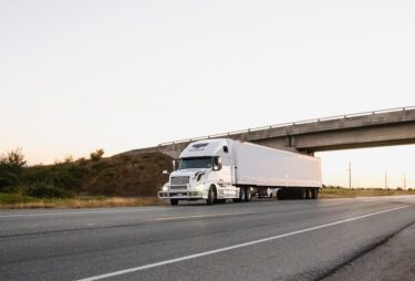 Sandhar Trucking provides LTL services across Canada.